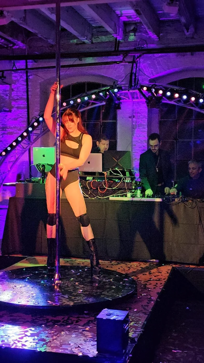 Bühnenmoment bei Karneval meets 90s im Industriemuseum